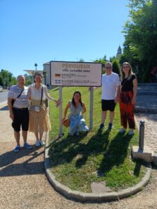 Un panneau sur les jumelages à l'entrée de Périgueux