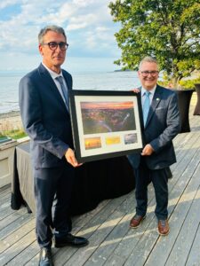 Rodolphe Delcros, Maire-adjoint délégué à la culture à la Ville de Périgueux et Mario Bastille, Maire de Rivière-du-Loup