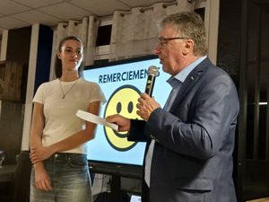 Richard Bourgoing a remis un chèque au nom de Périgord-Québec /Francophonie à Juliette